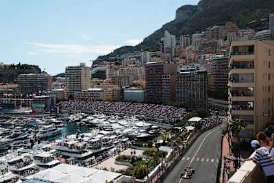 Max Verstappen, al volante del (1) Oracle Red Bull Racing RB21 en la pista durante el Gran Premio de F1 de Mónaco, en el Circuito de Mónaco, el 25 de mayo de 2025 en Montecarlo, Mónaco.