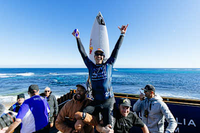Jordy Smith, da África do Sul, levanta os braços em sinal de vitória após vencer a final do Margaret River Pro da Austrália Ocidental em 27 de maio de 2025, em Margaret River, Austrália Ocidental.