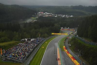 Max Verstappen en Lance Stroll tijdens de kwalificatie voor de F1 Grand Prix van België op Circuit de Spa-Francorchamps op 28 augustus 2021 in Spa, België