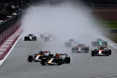 Max Verstappen führt Oscar Piastri, Lando Norris und den Rest des Feldes beim Start des F1 Grand Prix von Großbritannien auf dem Silverstone Circuit am 06. Juli 2025