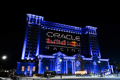 Le 15 janvier 2026, le logo Oracle Red Bull Racing est projeté sur la Michigan Central Station lors du lancement de la saison à Detroit, aux États-Unis.