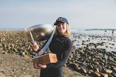 On September 6, 2024, Red Bull athlete Caity Simmers lifts the WSL Women’s World Title trophy at Trestles Beach.