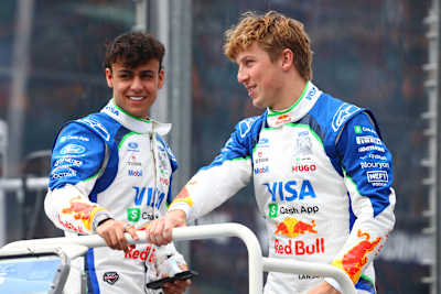 Arvid Lindblad y Liam Lawson de Racing Bulls en el desfile de pilotos antes del GP de F1 de Australia en el Circuito del Gran Premio de Albert Park el 08 de marzo de 2026 en Melbourne, Australia. 