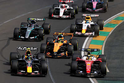Isack Hadjar y Lewis Hamilton durante el Gran Premio de Australia de F1 en el Circuito del Gran Premio de Albert Park el 08 de marzo de 2026 en Melbourne, Australia. 