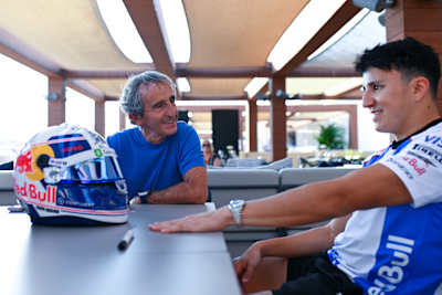 Alain Prost discute avec Isack Hadjar au Grand Prix d'Abu Dhabi de Formule 1 2025.