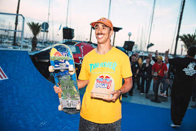 Der spanische Skateboarder Danny León ist der Kopf hinter dem neuen Wettbewerb Red Bull Plus One, der in Barcelona, Spanien, ausgetragen wird.