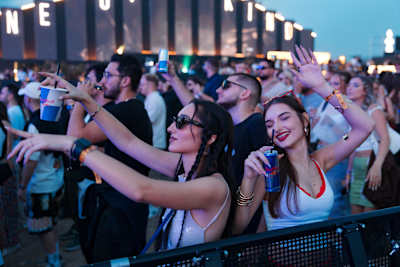 Besucher:innen während des Sunny Hill Festivals in Pristina, Kosovo, am 3. August 2025.