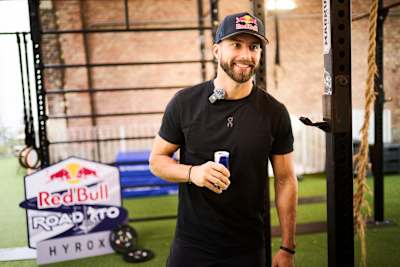 Александр Рончевіч п'є Red Bull під час забігу Red Bull Road to Hyrox 2025 у Відні, Австрія.