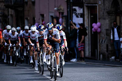 Il gruppo in corsa durante l'ottava tappa del Giro d'Italia da Giulianova a Castelraimondo, in Italia, il 17 maggio 2025 guidato da Gianni Moscon del Team Red Bull Bora Hansgrohe. 