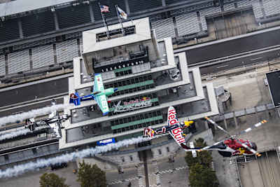 Siegfried Schwarz und Martin Sonka über dem Indianapolis Motor Speedway vor dem Finale der Red Bull Air Race World Championship 2017.