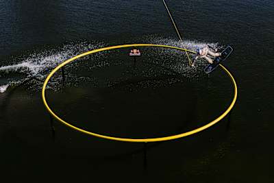 Felix Georgii bezwingt den ersten 360-Rail-Wakeboard-Hit aller Zeiten in Duisburg, Deutschland, als Teil eines adrenalingeladenen Red Bull-Events am 30. April 2026