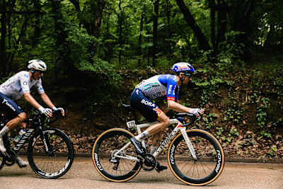 Jai Hindley z tímu Red Bull - BORA - hansgrohe prechádza Bulharskom počas 2. etapy 109. ročníka Giro d'Italia.