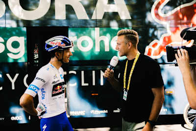 Florian Lipowitz vom Team Red Bull - BORA - hansgrohe beim Interview nach einer Tour de France-Etappe.