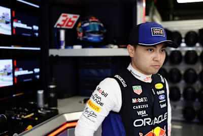 Ayumu Iwasa en el garaje antes de los entrenamientos previos al Gran Premio de Fórmula 1 de Barcelona-Catalunya en el Circuito de Barcelona-Catalunya el 12 de junio de 2026 en Barcelona, España