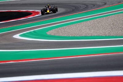Ayumu Iwasa al volante del Oracle Red Bull Racing RB22 Red Bull Ford durante los entrenamientos previos al Gran Premio de Fórmula 1 de Barcelona-Cataluña el 12 de junio de 2026 en Barcelona, España.
