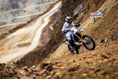 Mario Román ataca una pendiente escarpada en el Red Bull Erzbergrodeo 2026 en Eisenerz, Austria. 