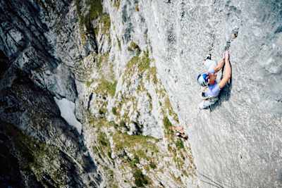 Trad- und Bigwall-Kletterin Lara Neumeier klettert die Route „Des Kaisers neue Kleider“ am Wilden Kaiser in Österreich und vollendet so die Alpine Trilogie.