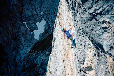 Trad- und Bigwall-Kletterin Lara Neumeier klettert die Route „Des Kaisers neue Kleider“ am Wilden Kaiser in Österreich und vollendet so die Alpine Trilogie.