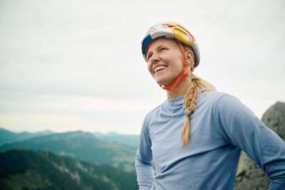 Trad- und Bigwall-Kletterin Lara Neumeier nach dem Durchstieg der Route „Des Kaisers neue Kleider“ am Wilden Kaiser in Österreich. Die Alpine Trilogie hat sie damit vollendet.