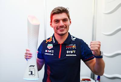 Le vainqueur du Grand Prix du Japon de Formule 1, Max Verstappen pose avec son trophée à Suzuka.