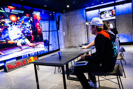 Tsunehiro 'Gachikun' Kanamori, Masato ‘Bonchan’ Takahashi, y Daigo ‘The Beast’ Umehara prueban Street Fighter 6 en el Red Bull Gaming Sphere en Tokyo, Japón el 25 de enero 2023.