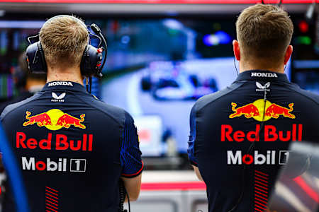 Red Bull Racing Teammitglieder beobachten das Qualifying vor dem F1 Grand Prix von Singapur auf dem Marina Bay Street Circuit am 16. September 2023 in Singapur, Singapur. 