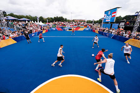 Os participantes se apresentam na Final Mundial do Red Bull Quatro em Quadra em Leipzig, dia 5 de agosto de 2023.