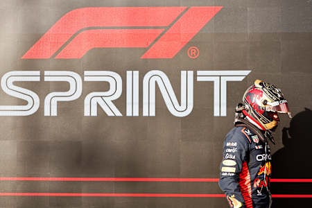 Max Verstappen, 21 Ekim 2023 tarihinde Austin, Teksas'ta Circuit of The Americas'ta yapılacak olan Amerika Birleşik Devletleri'nde sprint yarışı sonrası kutlama yapıyor. 