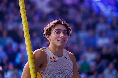 Portrait l'athlète américano-suédois Armand Duplantis lors de la compétition de saut à la perche Mondo Classic d'Uppsala 2024.