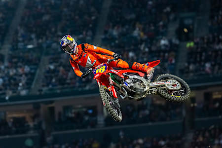 Jett Lawrence en la Ronda 01 de las Series de Supercross AMA en el Angel Stadium de Anaheim, CA, EE.UU., el 06 de enero de 2024. 