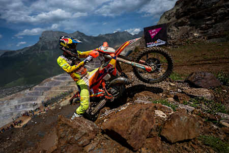Trystan Hart bezwingt unwegsames Gelände beim Red Bull Erzbergrodeo 2025 in Eisenerz, Österreich. 
