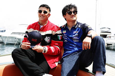 Isack Hadjar con Yuki Tsunoda en el paddock durante los entrenamientos previos al Gran Premio de Fórmula 1 de Mónaco en el Circuito de Mónaco el 4 de junio de 2026 en Montecarlo, Mónaco.