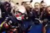 Max Verstappen célèbre avec son équipe dans le parc fermé après le Grand Prix du Brésil, le 3 novembre 2024 à São Paulo.