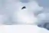 En 2024, Anna Gasser s'élève dans un ciel nuageux à Saas-Fee.