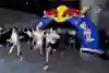 HYROX-Teilnehmer starten beim Rennen in Auckland, Neuseeland, unter einem Red Bull-Bogen ins Rennen