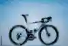 Una splendida bicicletta Specialized SL9 dei colori Red Bull - BORA - hansgrohe viene presentata nella Sierra Nevada, in Spagna, durante un servizio fotografico del 2026.