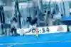 Ein jordanischer Teilnehmer schlägt einen Volley beim Red Bull Padel Dash World Final 2025 in Sevilla, Spanien, am 24. Oktober 2025, während die Zuschauer den spannenden Ballwechsel verfolgen.