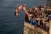 Gary Hunt aus Frankreich performt bei der Red Bull Cliff Diving World Series in Polignano a Mare, Italien, 2023. 