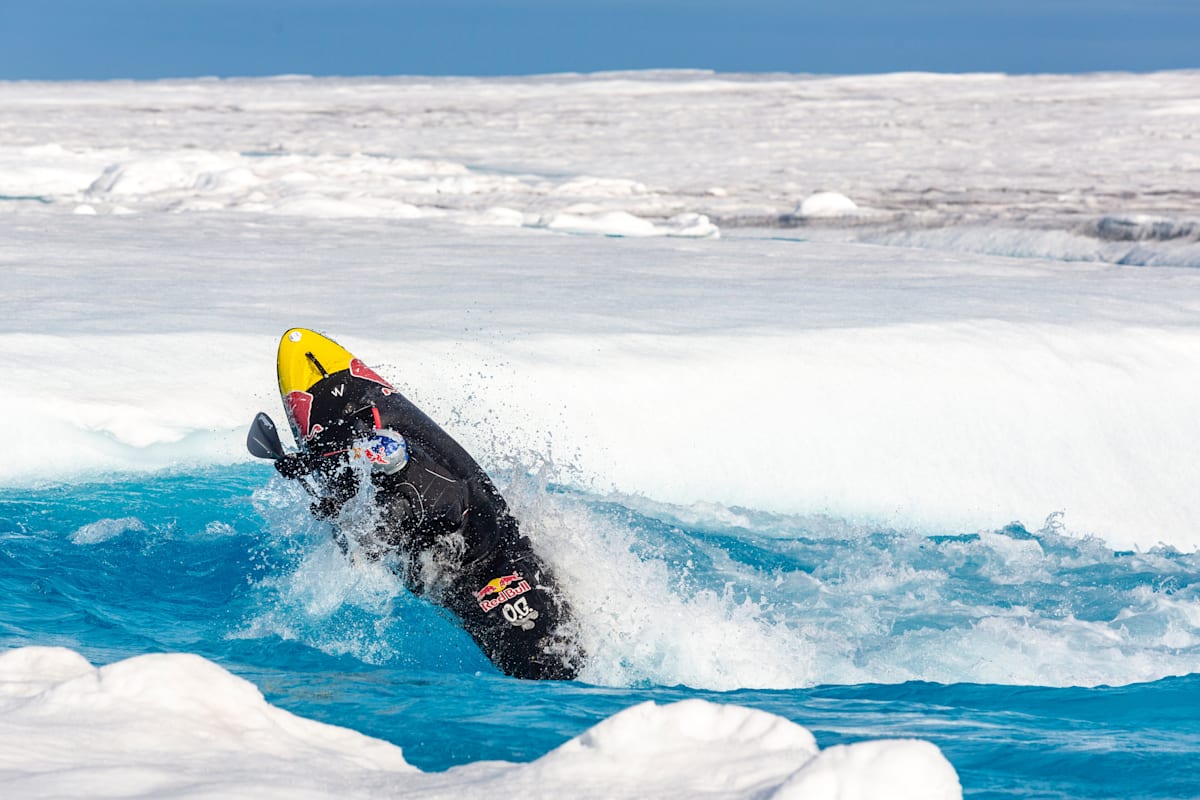 Ο Aniol Serrasolses εκτελεί ένα kickflip σε άγνωστο ποτάμι στο Ice cap κοντά στο Kangerlusuaq, Γροιλανδία, 20 Ιουλίου 2022.
