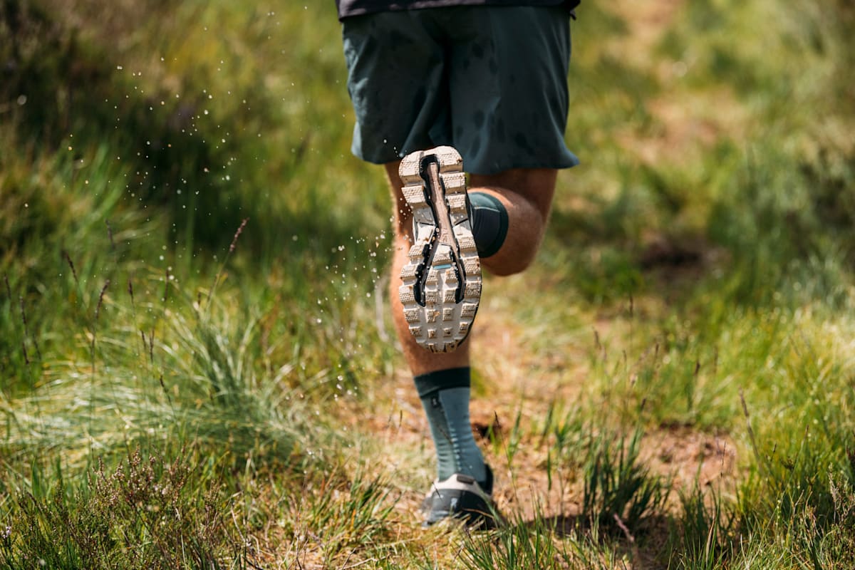 Ένα κοντινό πλάνο των ποδιών του Florian Neuschwander ενώ τρέχει.