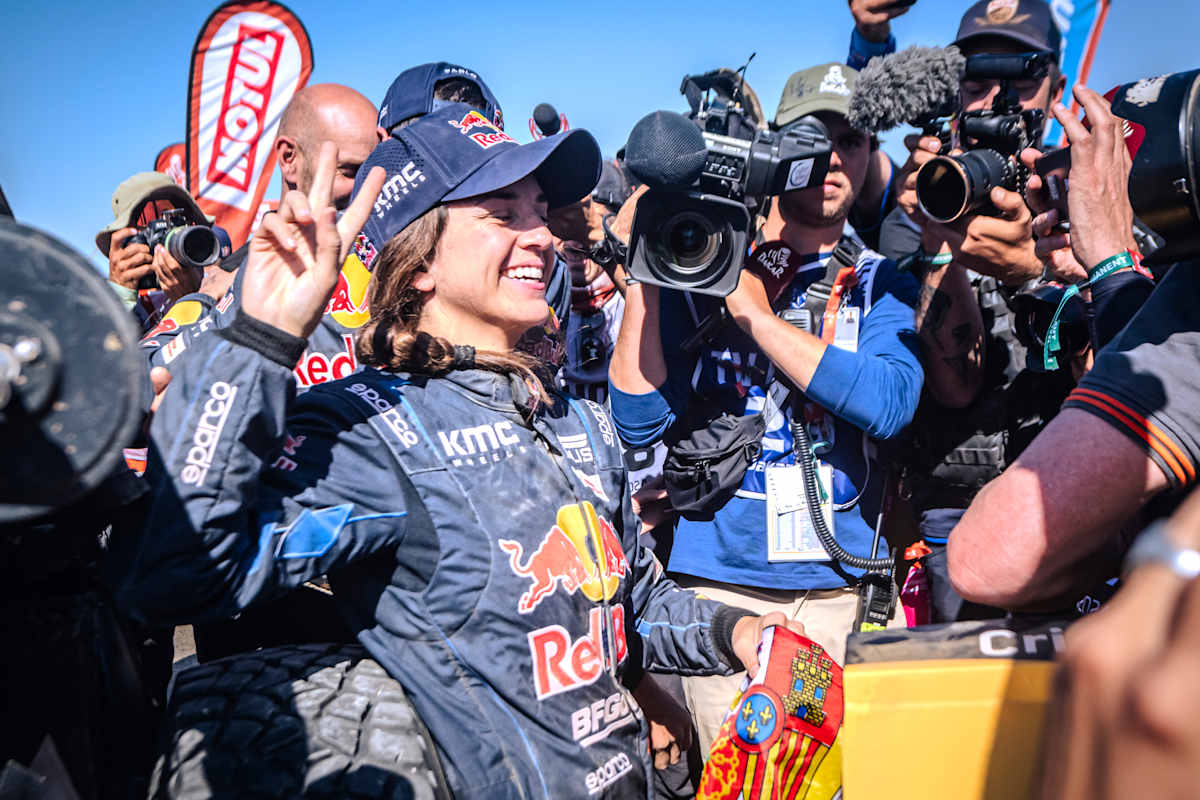 Cristina Gutiérrez lo celebra la victoria en la meta del Rally Dakar 2024.