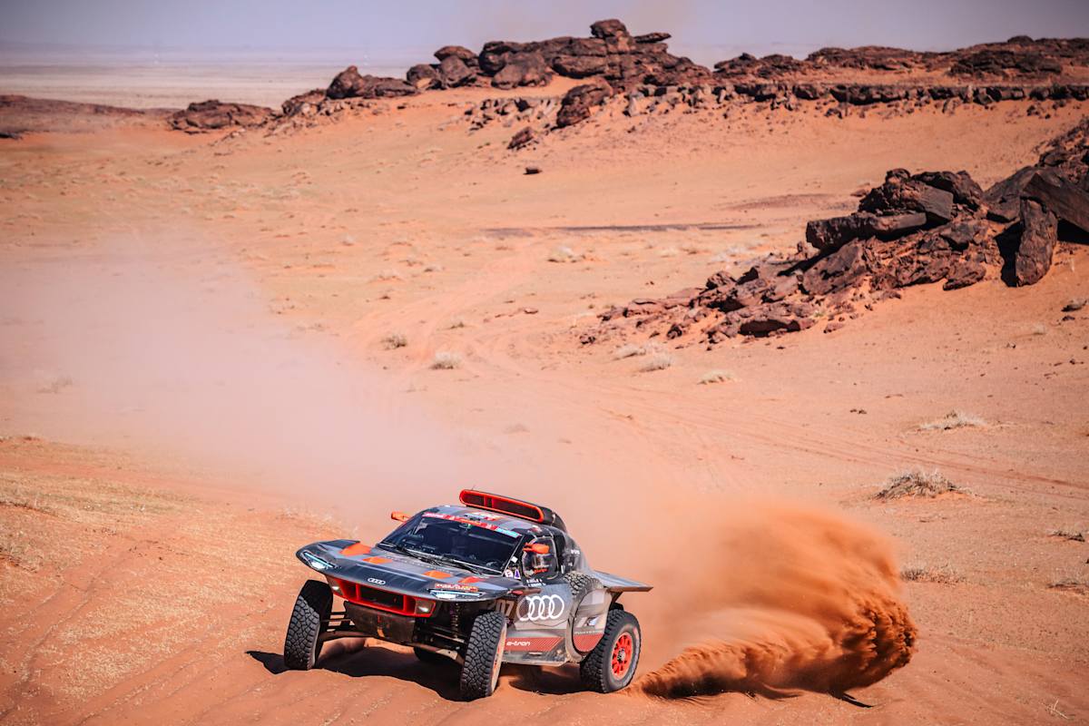 En 2024, Stéphane Peterhansel y Edouard Boulanger, del Equipo Audi Sport, corren con su Audi durante el Rally Dakar en Arabia Saudí, levantando polvo en el terreno desértico.