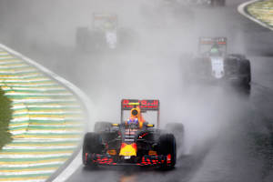  13 Kasım 2016 tarihinde Brezilya'nın Sao Paulo kentindeki Autodromo Jose Carlos Pace pistinde düzenlenen Formula 1 Brezilya Grand Prix'sinde pistte yarışan Max Verstappen.
