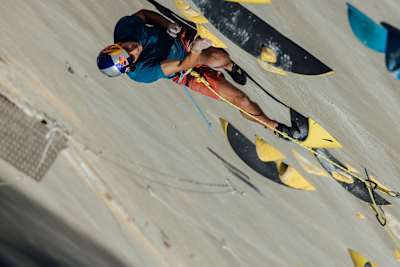 Le grimpeur Alberto Ginés López escalade le Barrage de Verzasca lors du Red Bull Dual Ascent 2022.
