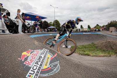 Ein Teilnehmer beim Red Bull UCI Pump Track Weltmeisterschafts-Qualifikationsevent in Eindhoven, Niederlande.