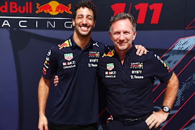 Daniel Ricciardo posa ao lado de Christian Horner, chefe da Red Bull Racing