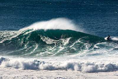 Profi-Surferin Teresa Bonvalot surft 2020 in Nazare, Portugal.