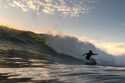 Caroline Marks surfa no Main Break em Margaret River, Austrália Ocidental, Austrália, em 21 de abril de 2023