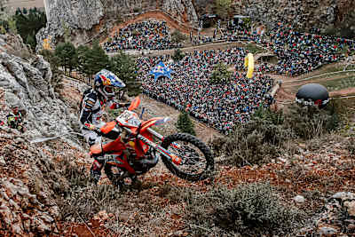 Un piloto sube la pendiente en el Campeonato del Mundo FIM de Hard Enduro 2023.