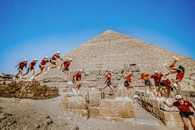 Noa Diorgina actúa entre las Pirámides de El Cairo, Egipto, el 3 de noviembre de 2023